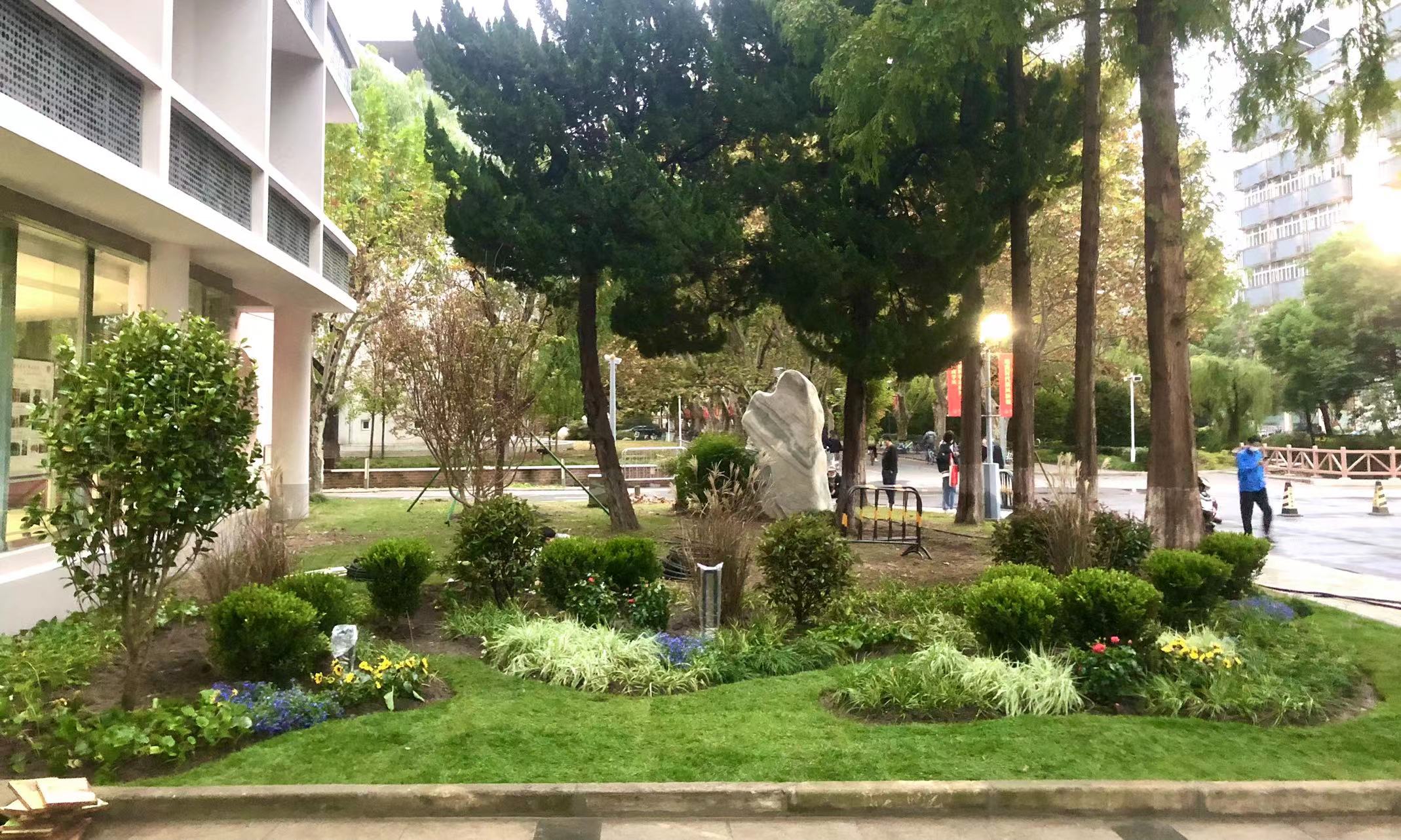 为了校园保持长久的美丽和谐,绿化项目部也会继续致力于校园的绿化